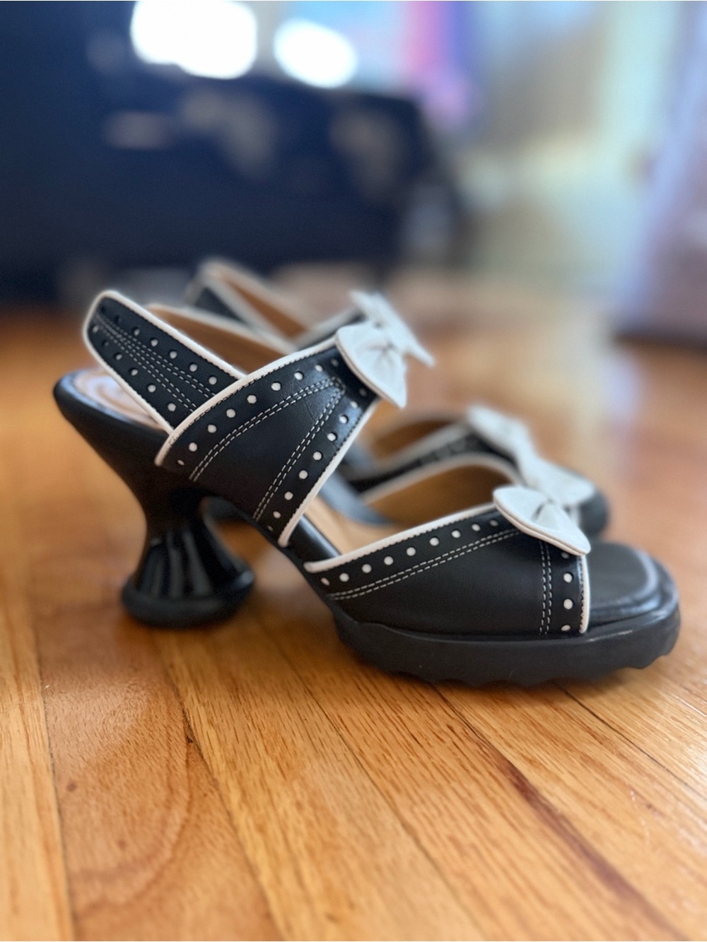 John Fluevog Mini Bips Black & White Leather Heels Bow 6.5 Open Toe Sling-backs